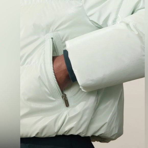 Summit Cropped Shine Puffer – Color: Glacier - Picture 4 of 10